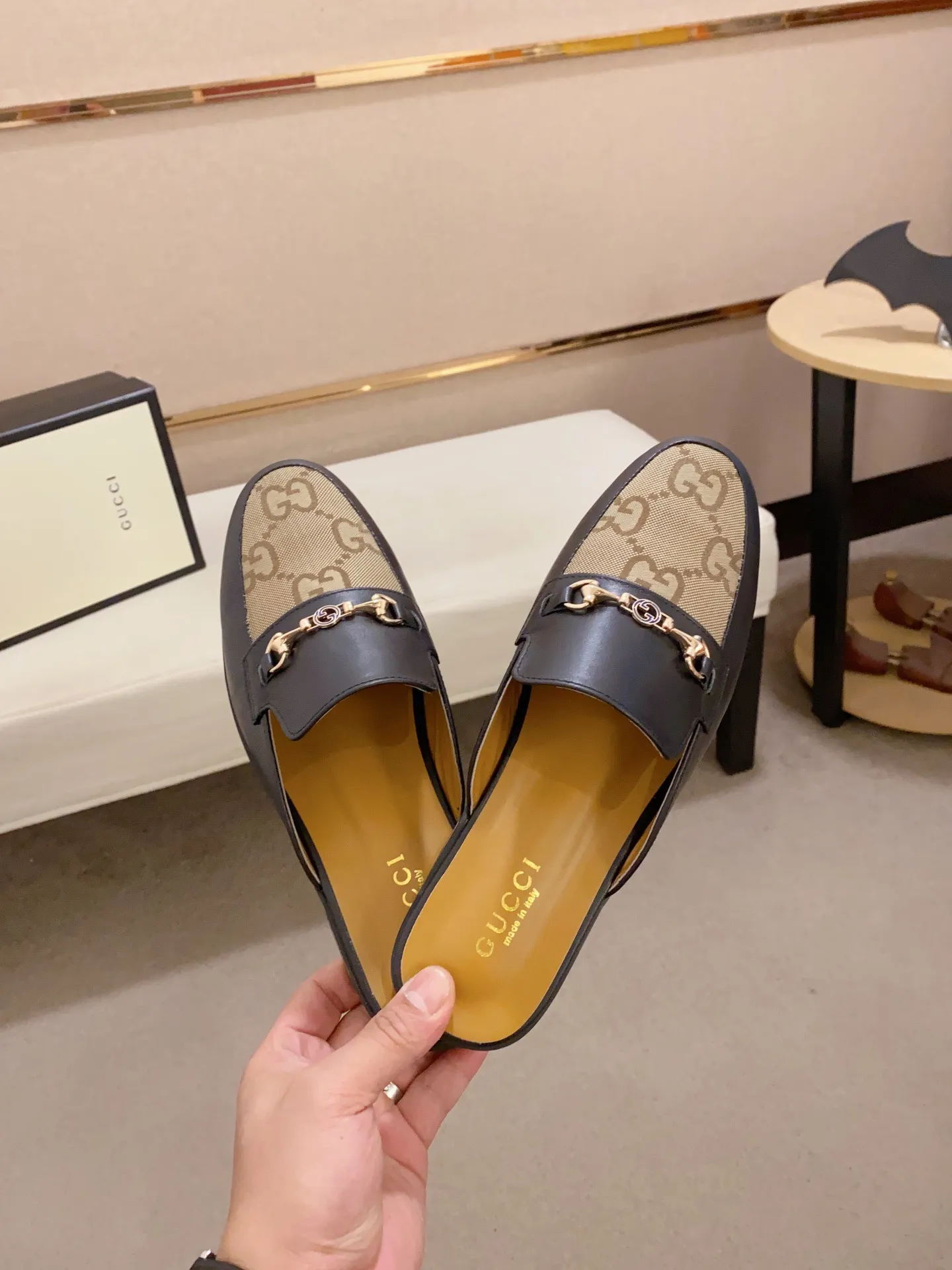 Men's shoes 💰: 380💰 (Gucci). The latest trendy shoes, casual Baotou mops, popular in physical stores, sizes 38-44. New and comfortable, imported custom-made original cowhide, with unique sequin element design. With sheepskin lining, original bottom, high-end packaging and high quality💪Details determine the quality, you can enter and leave the counter at will, welcome to compare!